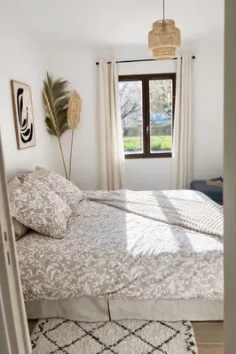 a bedroom with a bed and a window at Appartement 4 personnes 5 minutes a pieds du centre ville parking gratuit jardin 85m2 in LʼIsle-sur-la-Sorgue