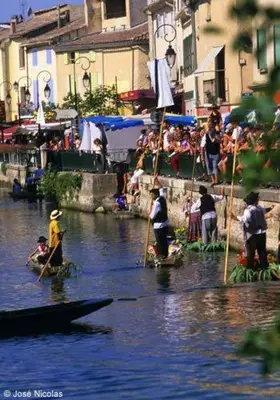 a group of people on boats in the water at C' Cosy in Entraigues-sur-la-Sorgue