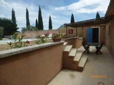 a patio with a bench and a table on a building at Très charmant Mazet au coeur du Luberon in Roussillon