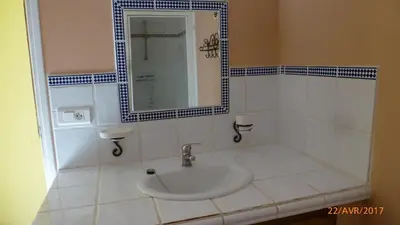 a bathroom with a sink and a mirror at Très charmant Mazet au coeur du Luberon in Roussillon