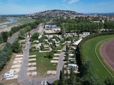 an aerial view of a park with trees and vehicles at Mobil-home confortable, 2 chambres, 4 personnes - API-1-52-1390 in Cavaillon