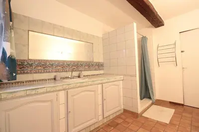 a bathroom with a sink and a mirror at Gîte Le Relais à Mazan in Mazan