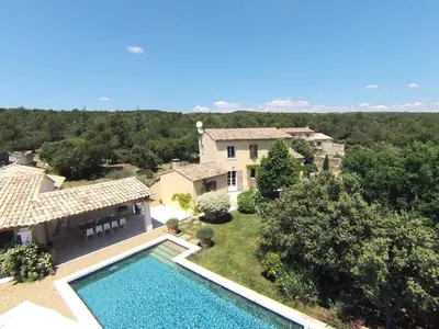 an aerial view of a house with a swimming pool at La Maison des Restanques in Cabrières-dʼAvignon