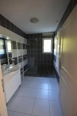 a bathroom with a tub and a sink and a bath tub at Les Abricotiers in Caromb