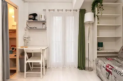 a small room with a desk and a bed and a window at Studio Aix Centre idéal séjour pro & tourisme in Aix-en-Provence