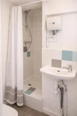 a bathroom with a shower curtain and a sink at Studio Aix Centre idéal séjour pro & tourisme in Aix-en-Provence