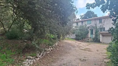 a dirt road in front of a house at Gîte de la Transhumance - 80m2 in Rognes