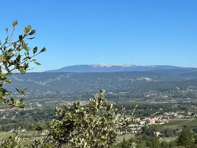 a view of a city with mountains in the distance at Villa Lésina Bed & Breakfast in Apt