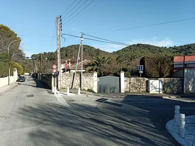 an empty street with a stone fence and a road at Colocation 3 chambres - Prix pour 1 chambre - Proche centre-ville historique à pied in Aix-en-Provence