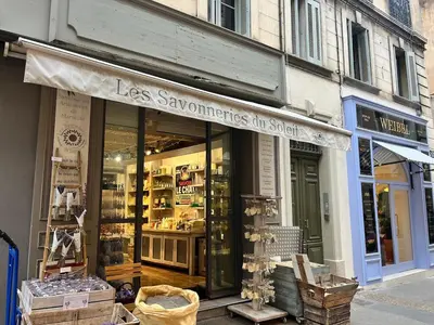 a store front of a store with a sign on it at Aix-en-Provence - studio plein centre ville refait à neuf avec climatisation in Aix-en-Provence