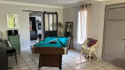 a room with a pool table in a living room at Les hirondelles Piscine privée climatisation billard calme 4 lits in LʼIsle-sur-la-Sorgue