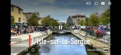 a picture of a water fountain in a city at Location grand studio centre ville Isle sur la sorgue in LʼIsle-sur-la-Sorgue