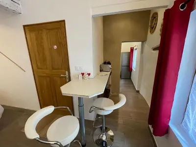 a small room with a table and two chairs at Location grand studio centre ville Isle sur la sorgue in LʼIsle-sur-la-Sorgue