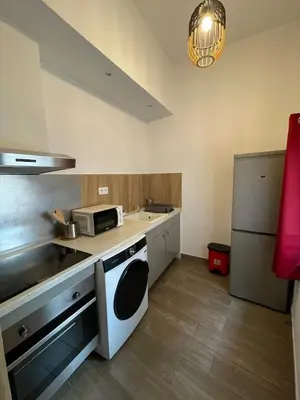 a kitchen with a sink and a microwave at Location grand studio centre ville Isle sur la sorgue in LʼIsle-sur-la-Sorgue