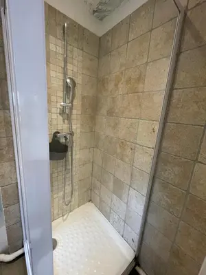 a shower in a tiled bathroom with a shower at Location studio centre ville Isle sur la sorgue in LʼIsle-sur-la-Sorgue