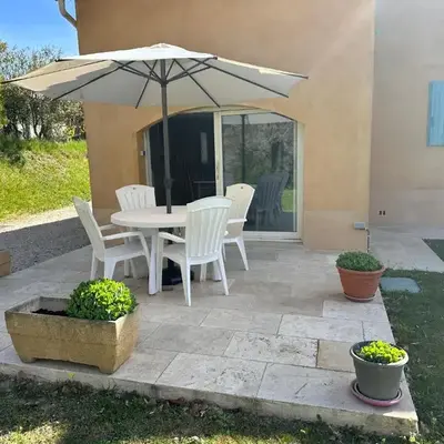 Dépendance de charme avec piscine en luberon