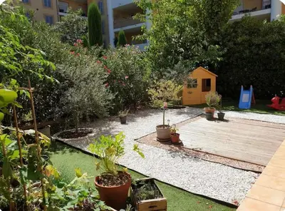 a garden with potted plants and a wooden deck at Appartement 3 pièces Aix-en-provence in Aix-en-Provence