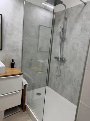 a shower with a glass door in a bathroom at Ideal Cyclistes Km0 Ventoux RDC cour parking in Bédoin
