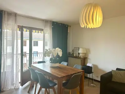a dining room with a wooden table and chairs at Superbe T4 proche Aix centre ville avec clim et parking in Aix-en-Provence