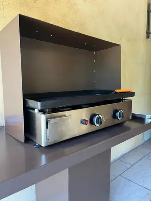 a grill sitting on top of a counter at Villa avec vue au pied du Luberon in Maubec