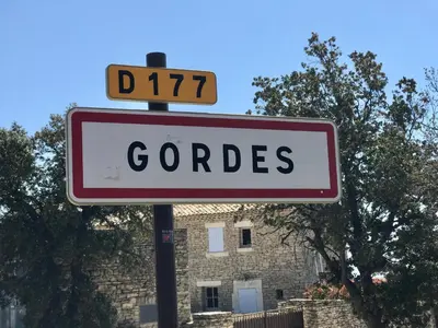 a street sign with the word grote on it at Jolie maison avec piscine à Gordes in Gordes