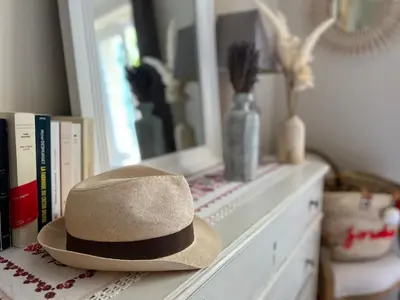 a hat sitting on a dresser next to a mirror at Jolie maison avec piscine à Gordes in Gordes
