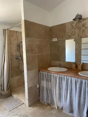 a bathroom with two sinks and a shower at Villa contemporaine avec piscine - 5 min de Gordes - vue sur le Luberon in Cabrières-dʼAvignon