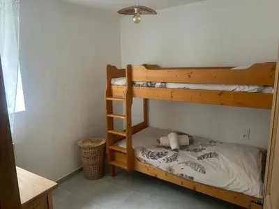 a bedroom with two bunk beds in a room at Jolie maison au coeur du Luberon in Saint-Martin-de-Castillon