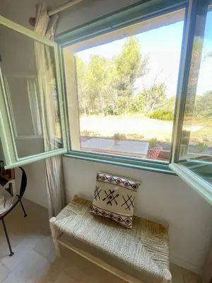 a window in a room with a bench under it at Maison Maïtri in Lauris