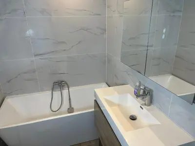 a white bathroom with a sink and a bath tub at Appart Ethan PROCHE DU CENTRE AVEC PARKING ET JARDIN in Aix-en-Provence