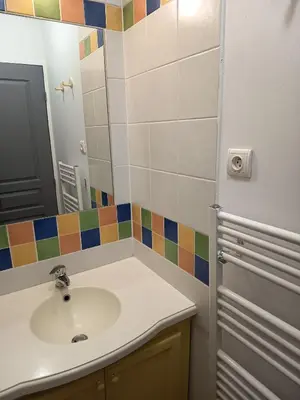 a bathroom with a sink and a mirror at Golf de pont royal in Mallemort