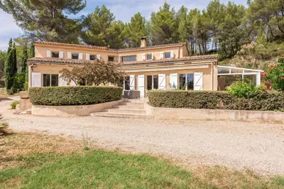 an image of a house with a driveway at Villa confortable avec jardin à Rognes – 200 m² in Rognes