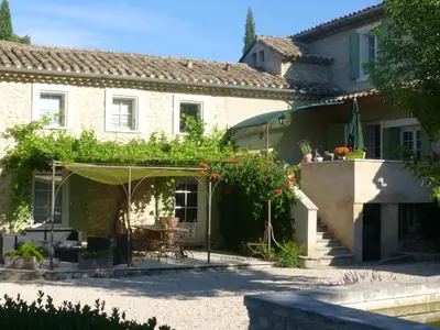 an external view of a house with a patio at B&B Les Argiles in Mérindol