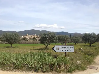 a street sign in the middle of a field at Appartement L'Atypique in Pertuis