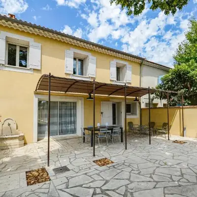 Awesome Home In Chateuneuf De Gadagne