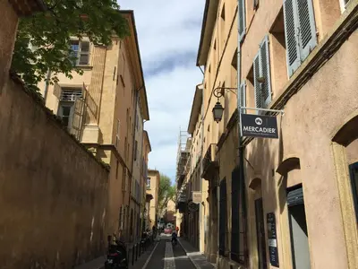 an alley with a street sign on a building at Les Jardins de Mistral Apartment in Aix-en-Provence