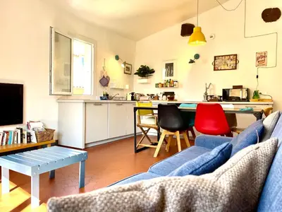 a living room with a blue couch and red chairs at Lumineux Aix Plein Centre avec Parking privé Gratuit in Aix-en-Provence