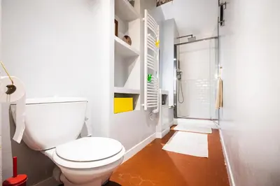 a white bathroom with a toilet and a shower at Lumineux Aix Plein Centre avec Parking privé Gratuit in Aix-en-Provence