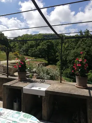 a white sink on a stone table with flowers at Mas Saint Louis in Saignon