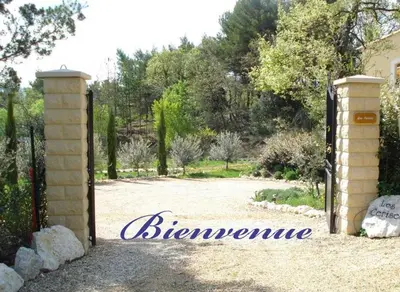 a gate to a garden with the name bernnesne at Les Cerises in Saint-Saturnin-les-Apt