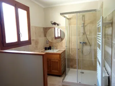 a bathroom with a shower and a sink at Chambres d'Hôtes La Chrysalide in Loriol-du-Comtat