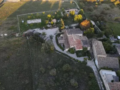 an aerial view of a house with a yard at Lou mas li Pitchoun 