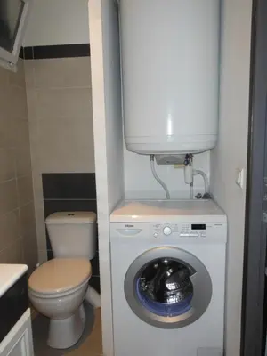 a small bathroom with a washing machine and a toilet at Appartement Le Romarin in Mallemort