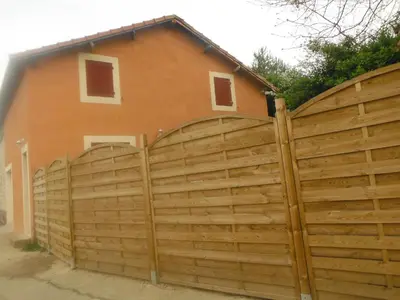 a wooden fence in front of a house at Appartement Le Romarin in Mallemort