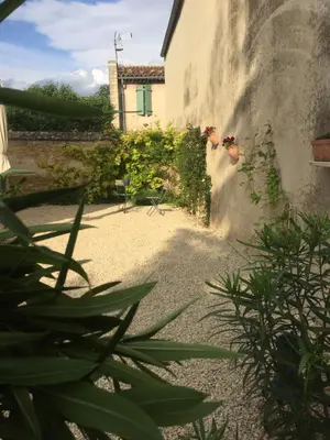 a garden with plants and a building at Maison de vacances Jocelyne in Lauris