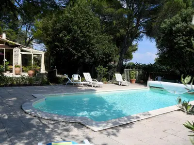 a swimming pool with two chairs and a house at Les chambres d'Adeline - B&B in Murs