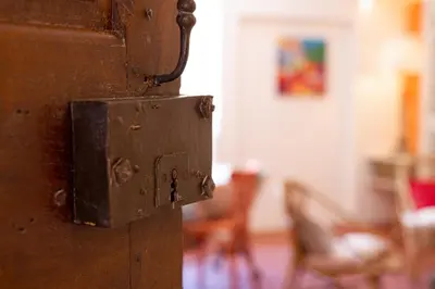 a close up of a metal latch on a door at Maison d'hôtes Une hirondelle en Provence in Roussillon