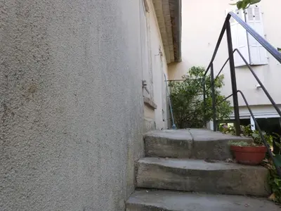 a set of stairs leading up to a building at Petit studio Le Pigeonnier à 5 mn de Lourmarin in Puyvert