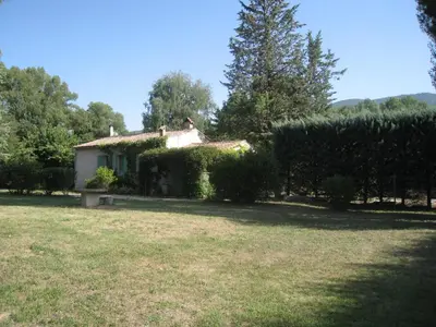 a small house in a yard with a bench at Lou Vergié Maison Provencale au pied du Luberon in Saint-Martin-de-Castillon