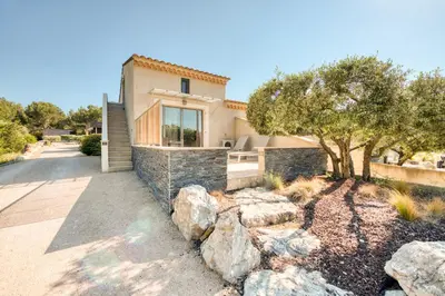 a home with rocks in front of a house at Mas des Cigales in Eygalières
